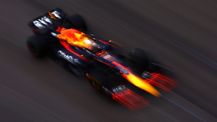 Verstappen se lleva la pole en mojado y con banderas rojas