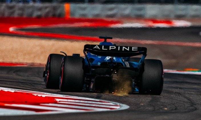 “Fue muy complicado con las condiciones racheadas y el auto se sintió un poco más difícil de manejar hoy, especialmente en las curvas de alta velocidad. Al final, todavía estoy contento con el resultado, ya que entrar en la Q3 era nuestro objetivo para la sesión. Desafortunadamente tenemos la penalización en la parrilla, y hubiera sido mejor comenzar más alto que el decimocuarto. Pero nos divertiremos un poco en la carrera, y creo que aún podemos sumar puntos decentes con los diez primeros como objetivo para nosotros”.