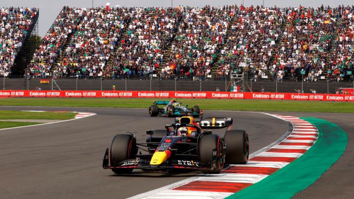 verstappen-se-pasea-en-el-tedio-general-de-mexico