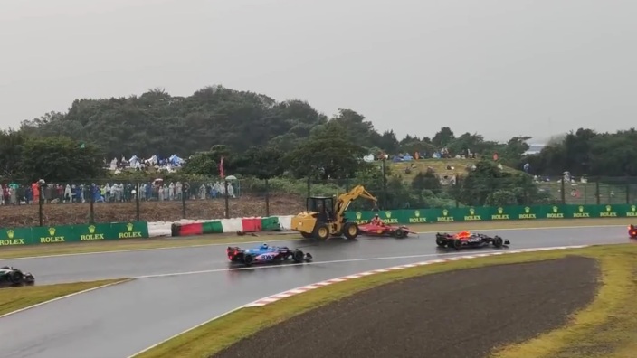 Así es la nueva medida de la FIA para avisar sobre las grúas en pista