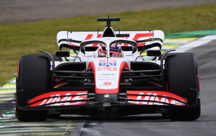 Magnussen sorprende en Brasil con una pole histórica en lluvia