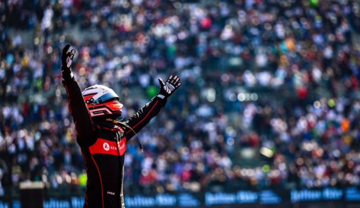 Dennis domina y Porsche asusta