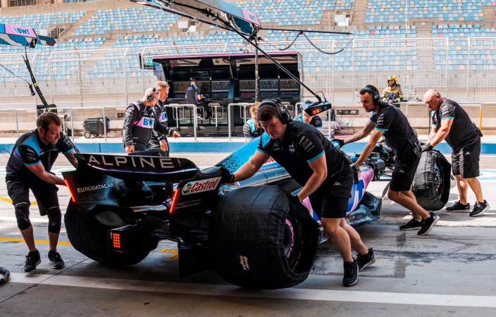 Día 2 en Baréin - Alpine: sin pena ni gloria