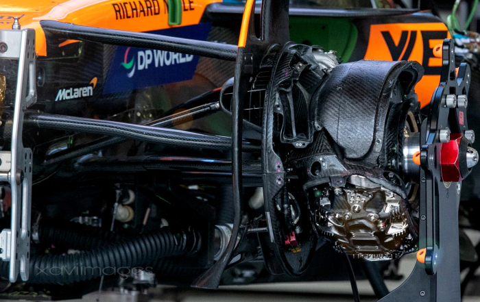 Suspensión delantera del McLaren MCL39 en Baréin