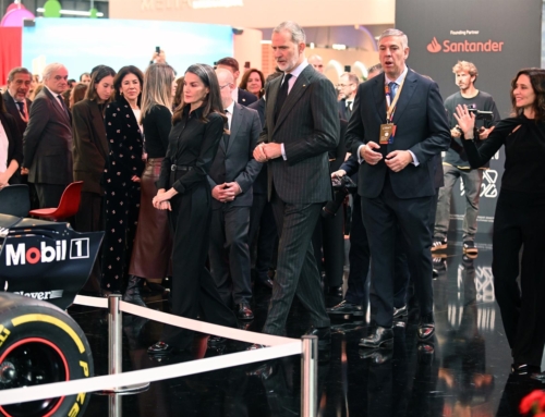 Los Reyes visitan el ‘stand’ en Fitur del Gran Premio de España de Fórmula 1
