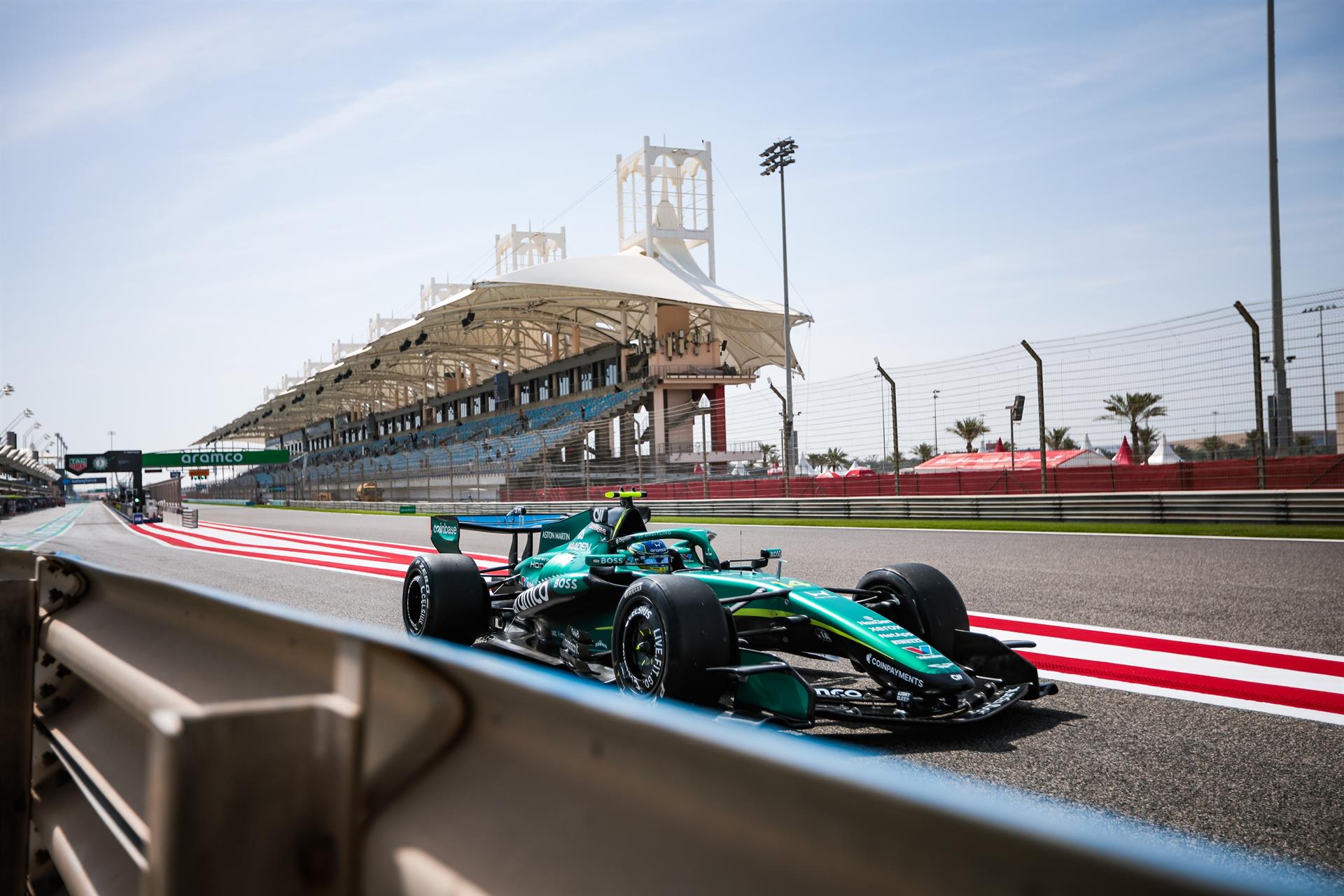 Fernando Alonso suma kilómetros valiosos y Charles Leclerc lidera el segundo día de test en Baréin
